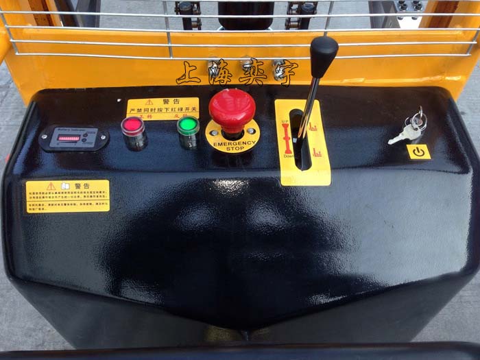 多功能電動翻轉(zhuǎn)倒桶車控制系統(tǒng)